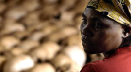 Danielle Nyirabazungu, gardienne du mémorial de Gisozi, le 27 février 2004 à Nyamata. © Gianluigi Guercia/AFP