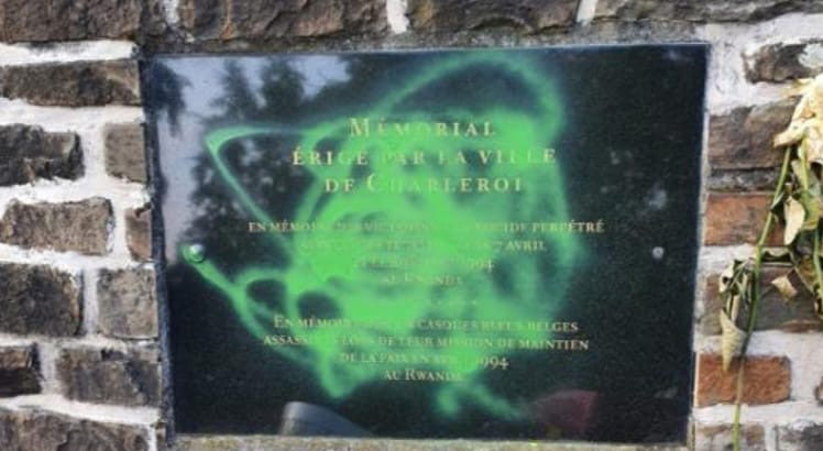 Photo: Profanation à Charleroi de la stèle commémorative du génocide des Tutsi au Rwanda en 1994