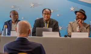 Monsieur SAGAGA Ernest (au milieu), SG de la Fédération des Clubs de la Presse ACP, ancien président d’Ibuka Belgique