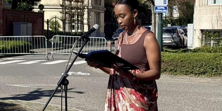 Mme Claire Kayirangwa Secrétaire générale d’Ibuka M&J à la stelle commémorative de Woluwe St Pierre (le 07/04/2026)