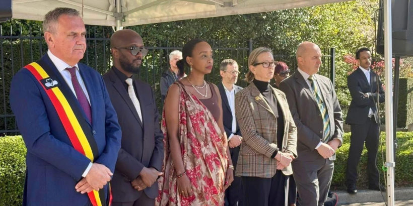 Le Bourgmestre de la commune de Woluwé-Saint-Pierre, M. Benoît Cerexhe,Mme Claire Kayirangwa SG Ibuka, M. Ernest Gakuba, président DRB, Les diplomates,